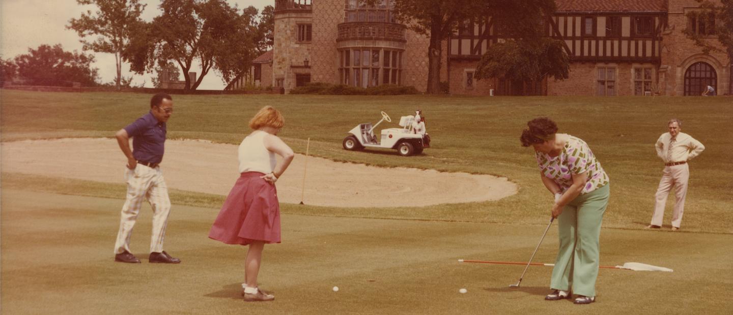 一张人们在高尔夫球场上打球的历史性照片